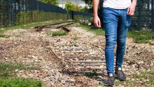 Un chico joven paseando