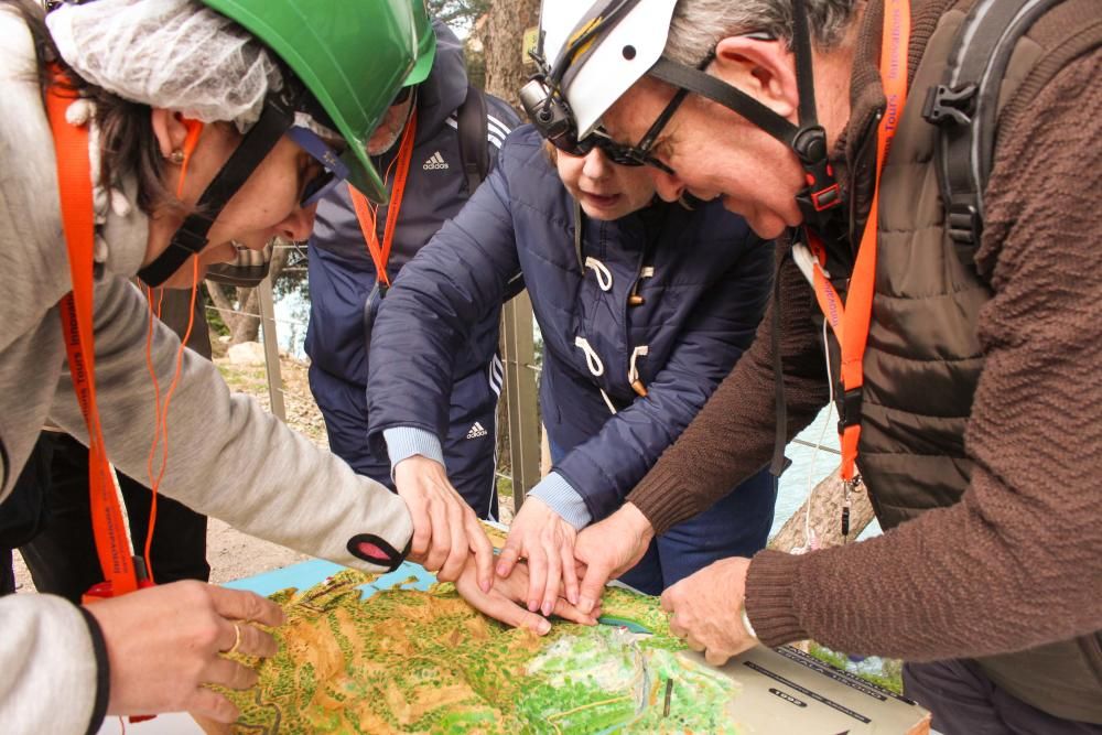 Varios ciegos y discapacitados visuales disfrutan de una visita al Desfiladero de los Gaitanes en la que han podido experimentar sensaciones dirigidas a sus cuatro sentidos.