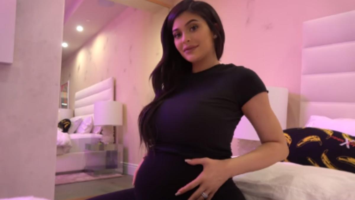 Kylie Jenner luce su barriga de embarazo