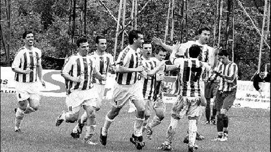 Los jugadores del Nalón celebran uno de los goles a L&#039;Entregu, con cuya victoria lograron el histórico ascenso.