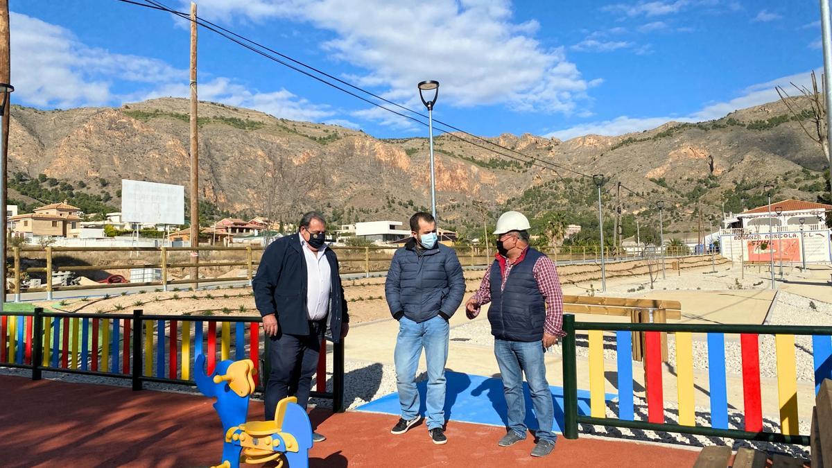 Visita del edil de Infraestructuras y del alcalde pedáneo de Raiguero de Bonanza al nuevo parque infantil.