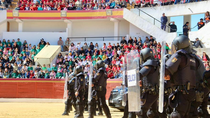 La Policía Nacional saca músculo en la plaza de toros de Yecla por sus dos siglos de historia