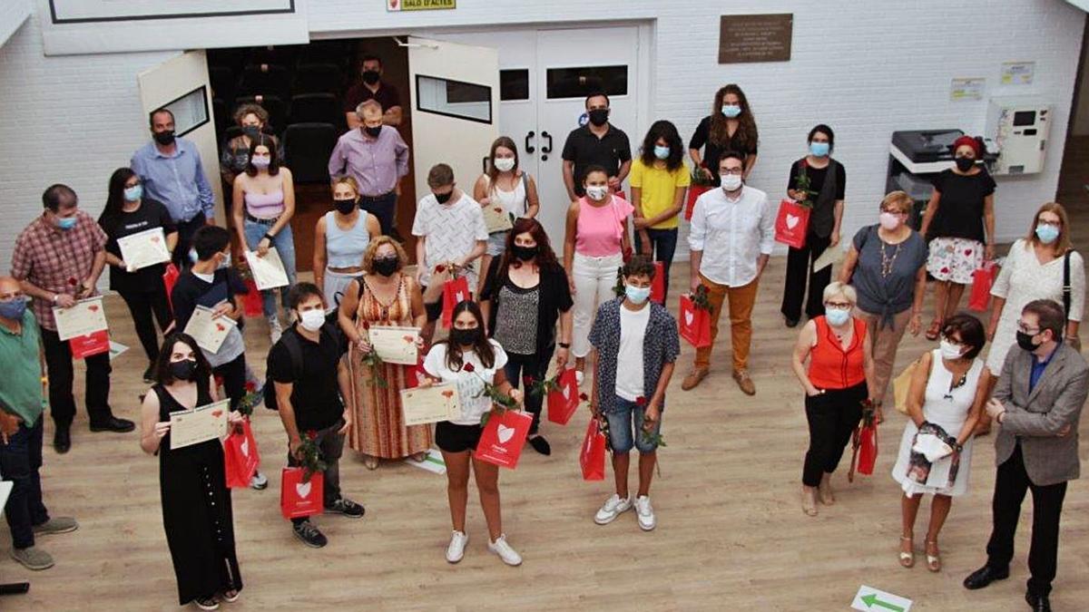 Mirades còmplices, somriures baix de les mascaretes
i besos donats amb paraules a l’Alborxí d’Alzira