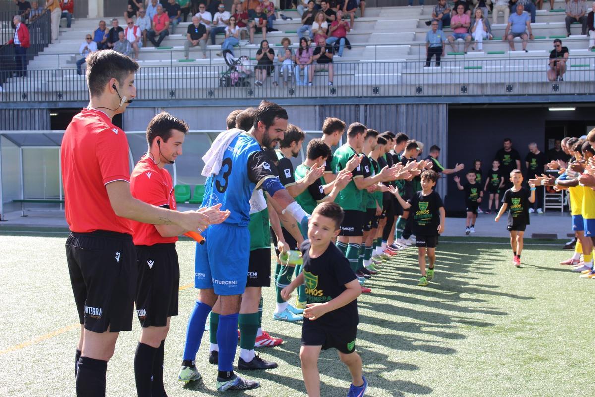 EN IMÁGENES: El pasillo del Hispano a los pequeños del prebenjamín A tras ganar la liga y conseguir el ascenso a Primera