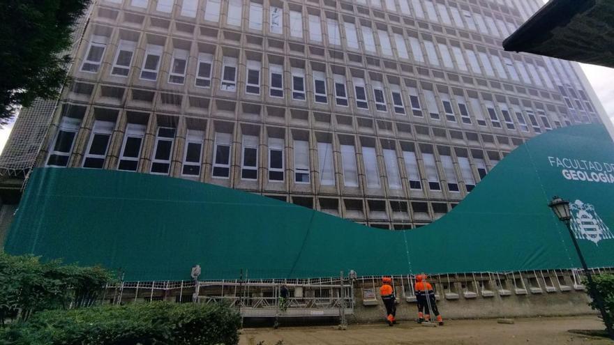 La fachada de la Facultad de Geología, ayer. | LNE