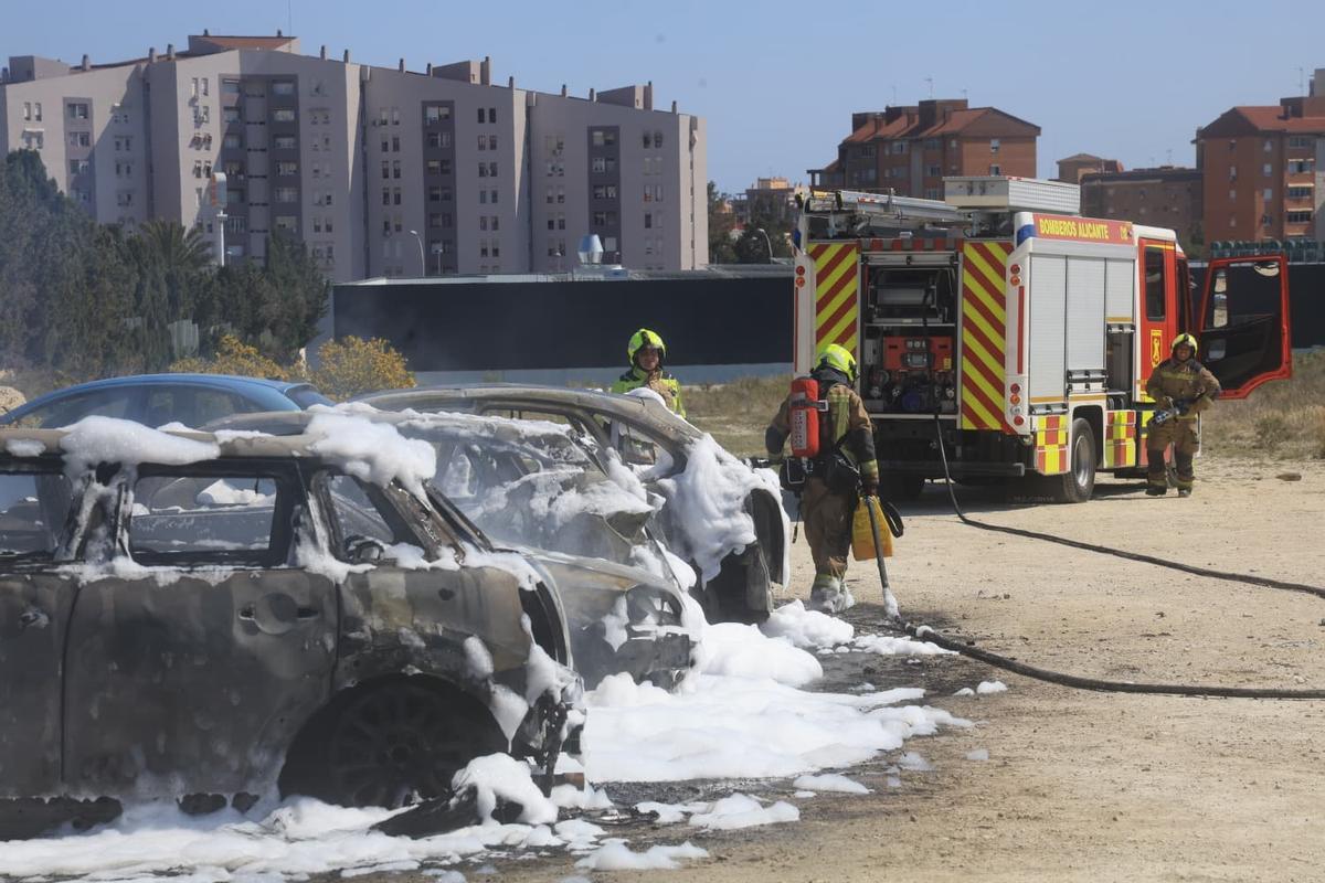 Arden cuatro coches en un descampado junto a la Cruz Roja de Alicante