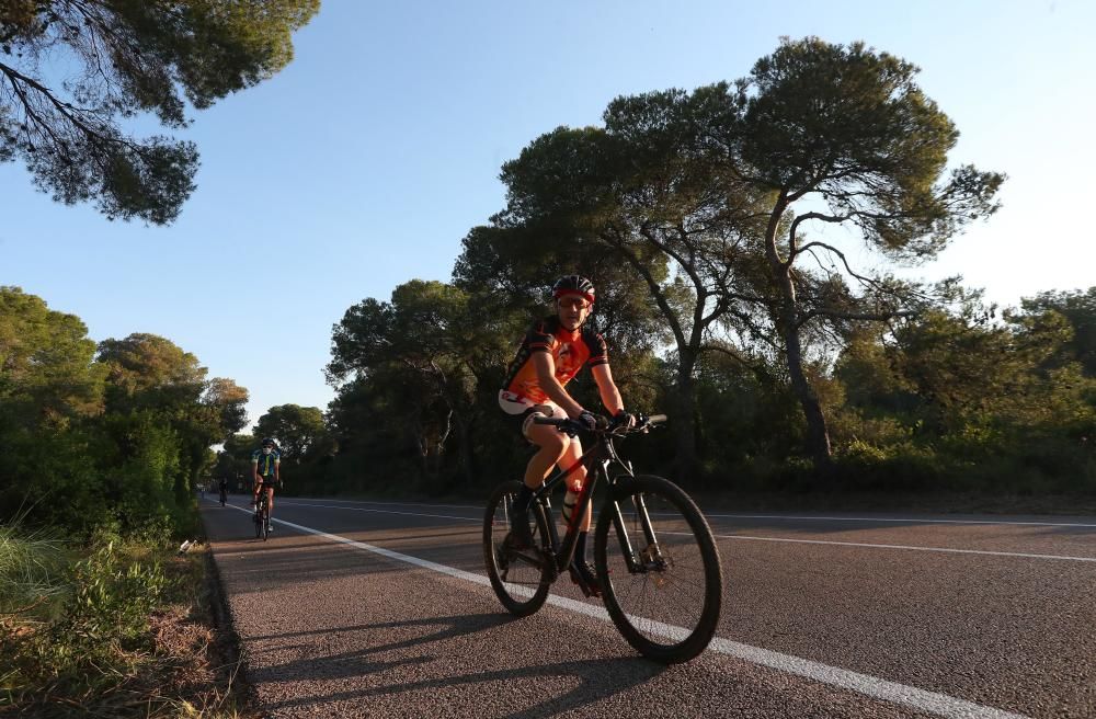 ciclistas rodando por la carretera de El Saler