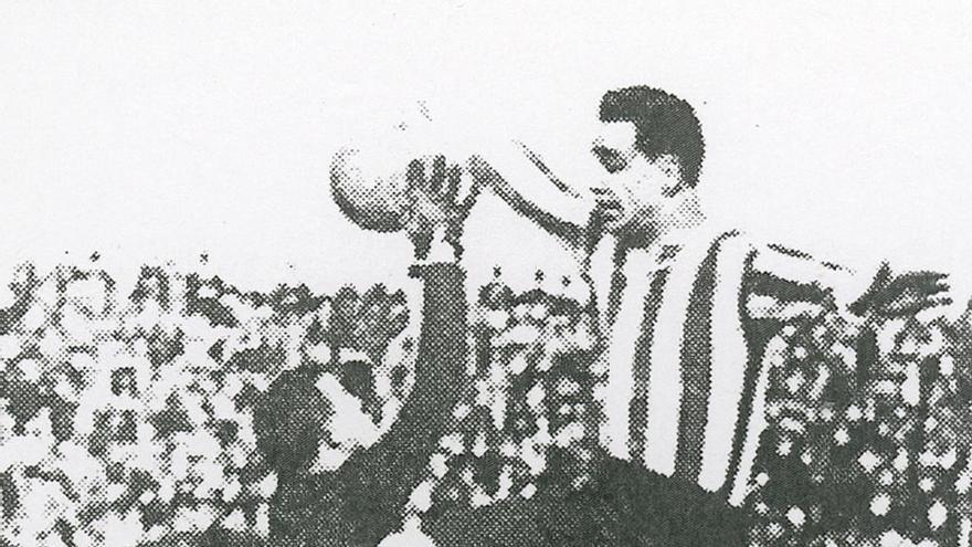 Ramón González, autor del único gol en el último derbi vigués, en un encuentro ya en su etapa como jugador del Deportivo.