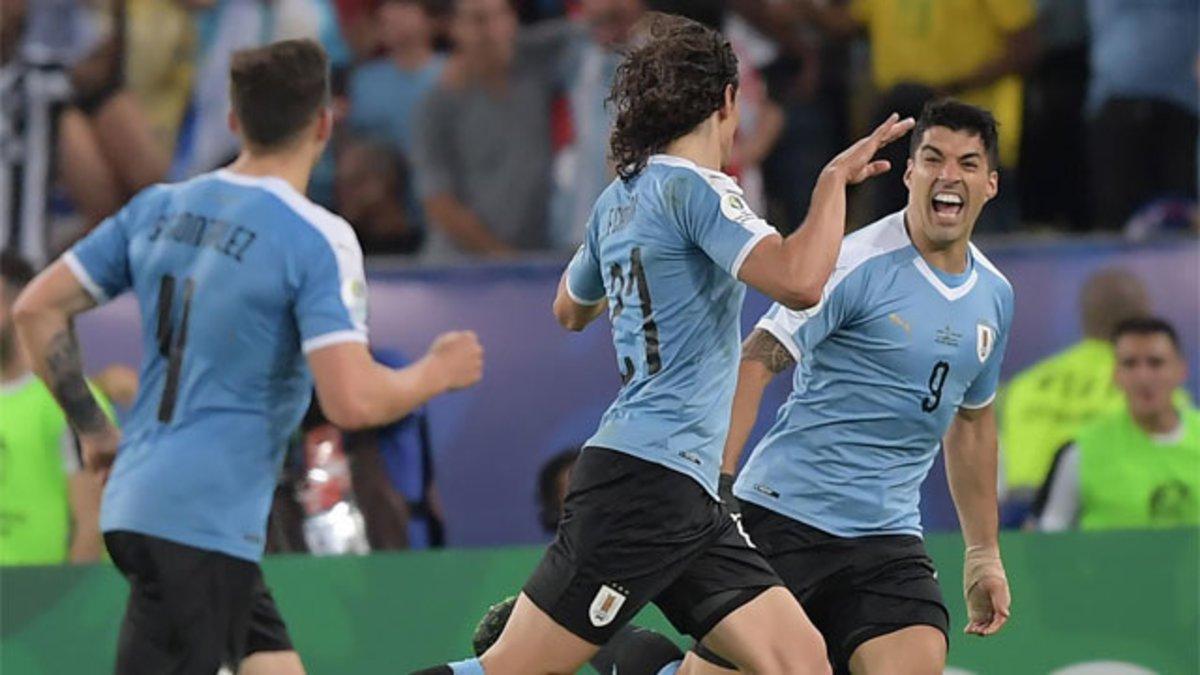 Los jugadores uruguayos celebran un tanto.