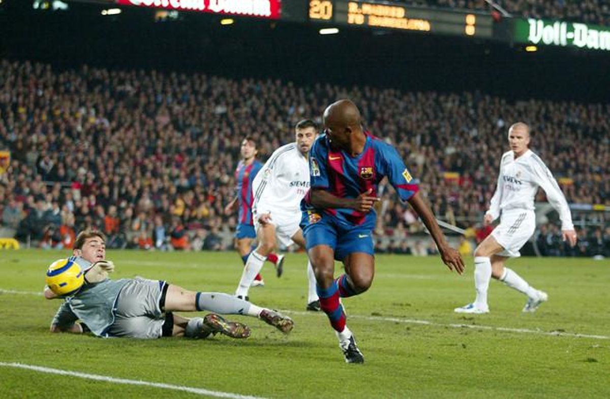 El camerunès Samuel Eto’o intenta un remat de taló davant d’Iker Casillas (2004).