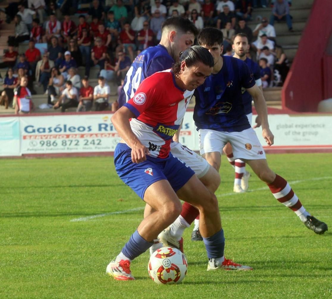 Comparada, durante un lance del partido.