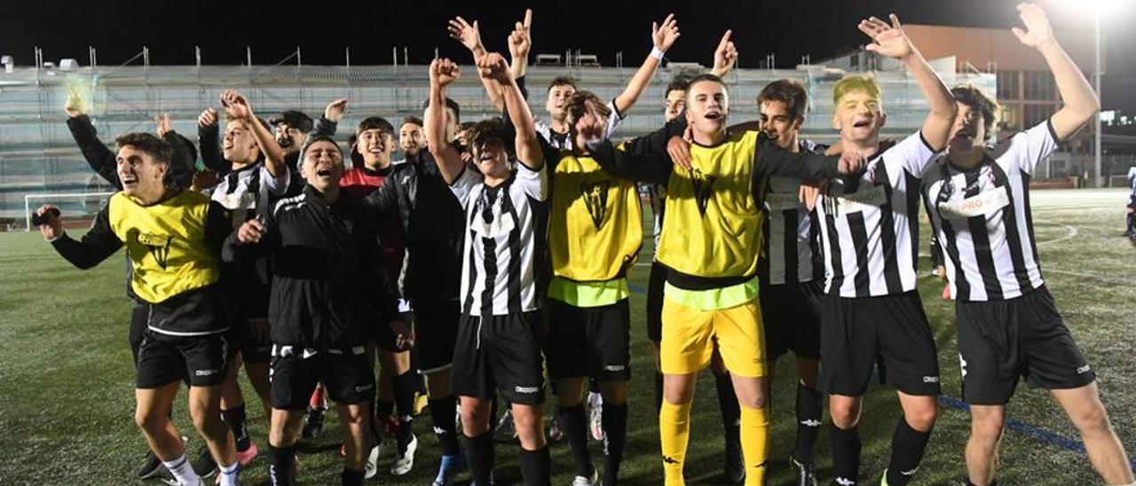 Los futbolistas del Victoria CF celebran el triunfo ante el Hernani de la preliminar de la Copa del Rey.