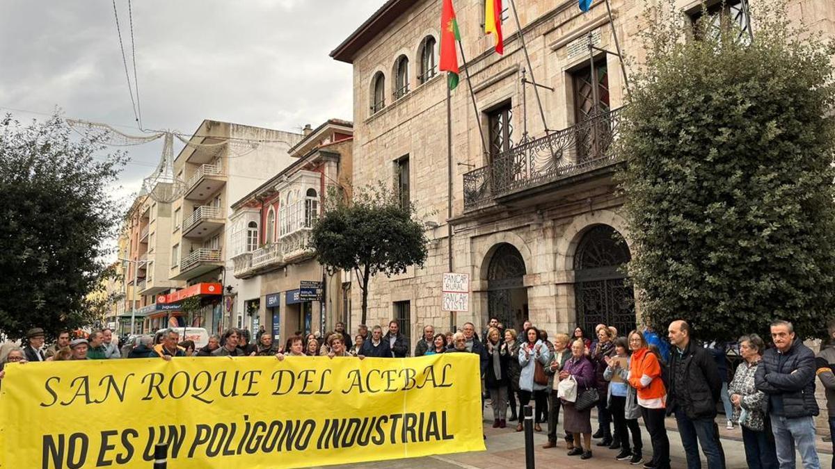 Un momento de la concentración protagonizada en 2022 por vecinos de Cue, Pancar, San Roque y Porrúa contra el PGOU