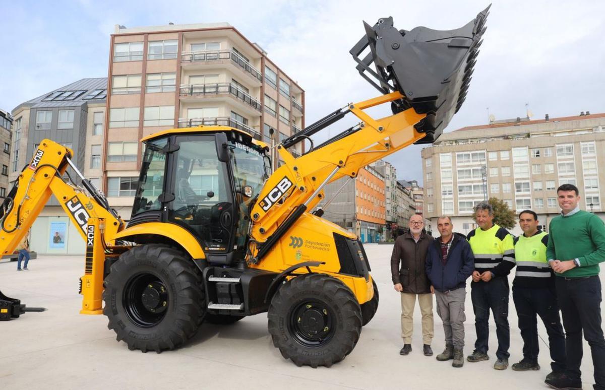 Presentación de la nueva retroexcavadora en el mismo lugar.