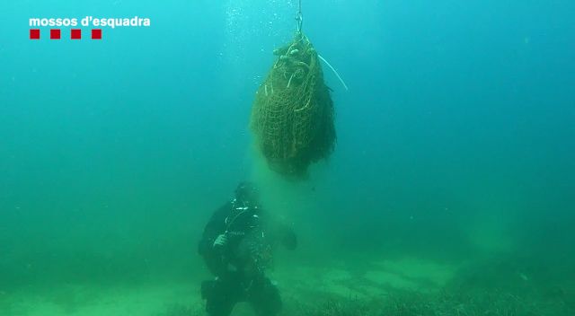 Retirada d'una xarxa de pesca fantasma a Blanes