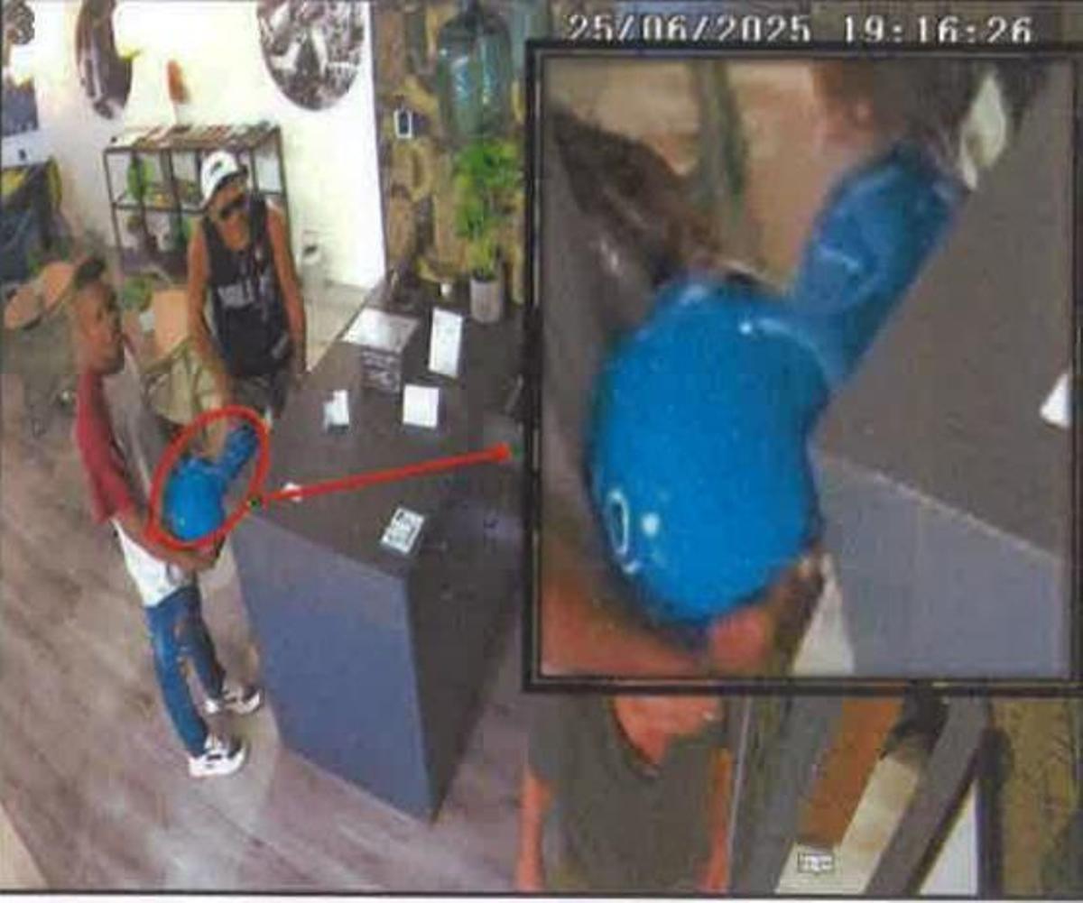 Dos de los autores, con los cascos de la moto de alquiler con el que cometieron el crimen