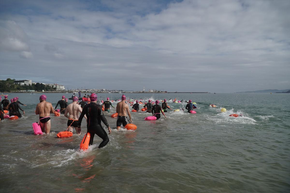 La prueba de natación en aguas abiertas contó con salida y llegada en la playa de Santa Cristina.