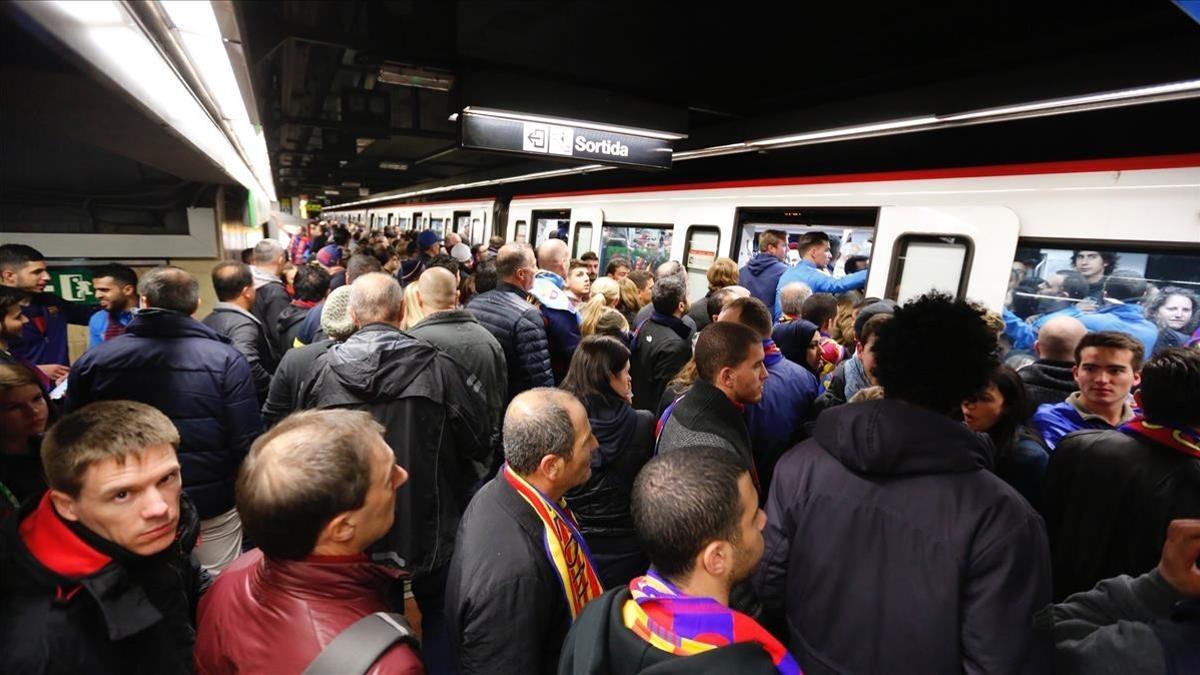 Usuarios del metro un día de partido del Barça