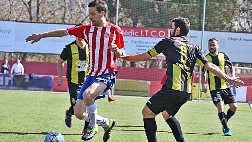 Sergi Soler (esquerre), capità del Centre d&#039;Esports Manresa, en un partit d&#039;aquesta temporada al Congost