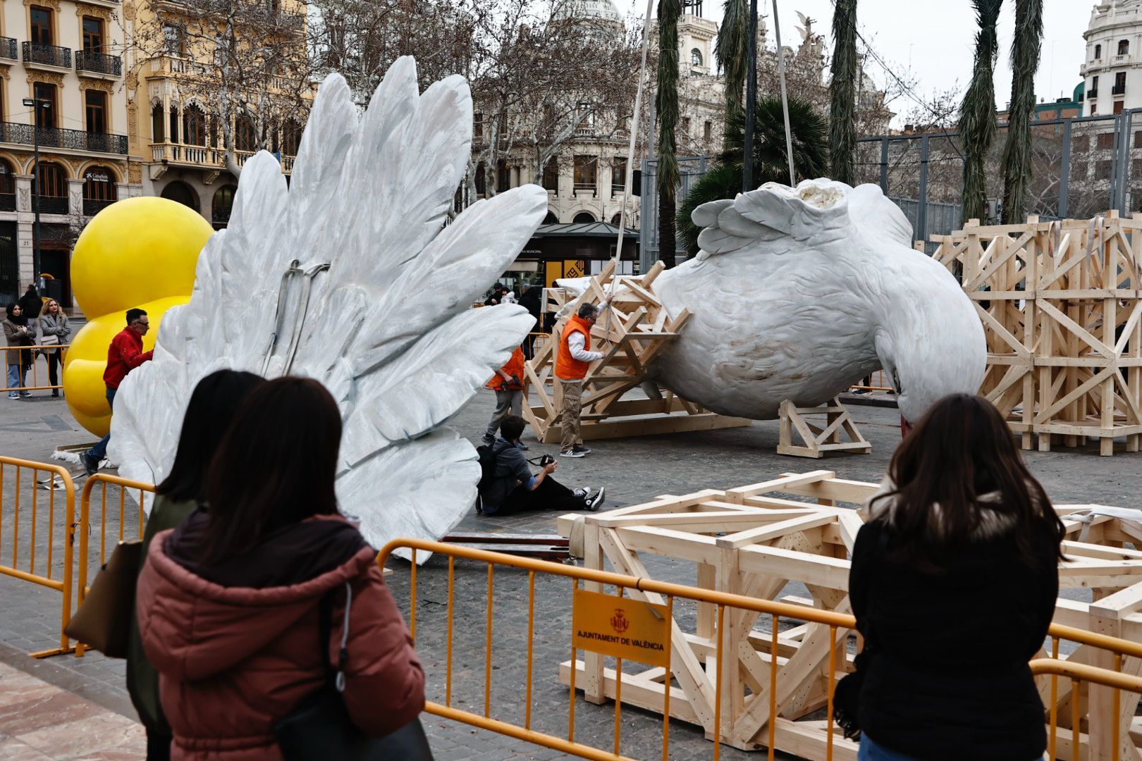 Comienzan a llegar las piezas para la 'plantà' de la Falla Municipal