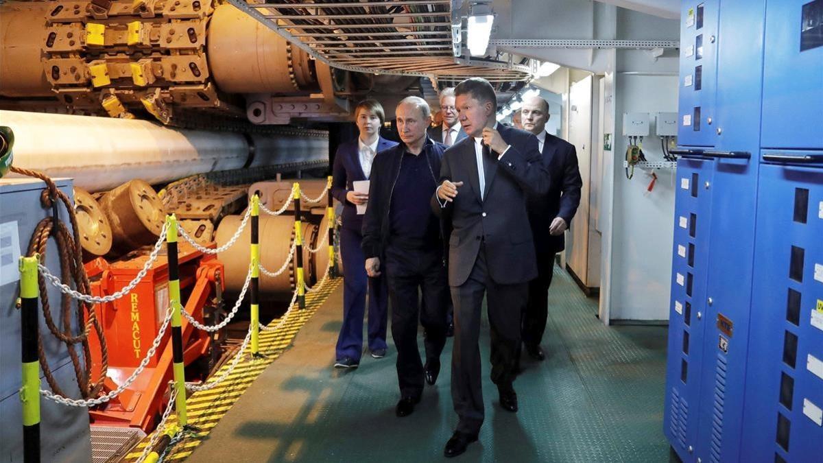 Putin, junto a Alexei Miller, jefe ejecutivo de la principal empresa de hidracarburos Gazprom, inspeccionado un proyecto de gaseoducto en el mar Negro.