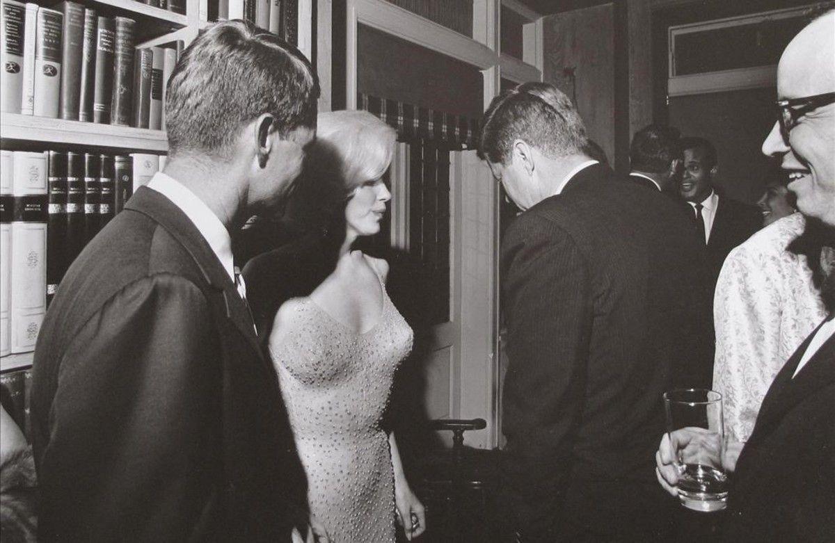 Monroe, entre Robert y John Kennedy, de los que fue amante, aquella icónica noche de mayo de 1962. / CECIL STOUGHTON