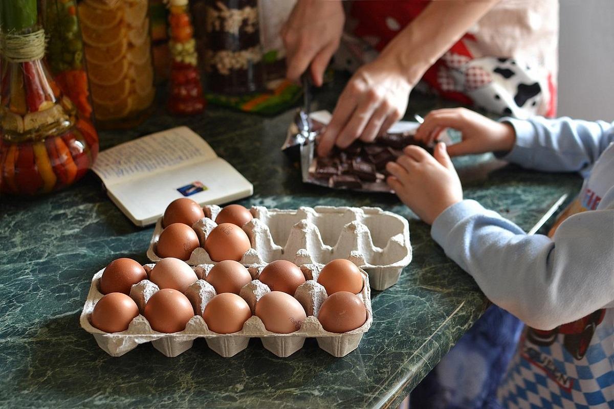 Cocinar y comer en familia mejora los hábitos saludables de los más pequeños.