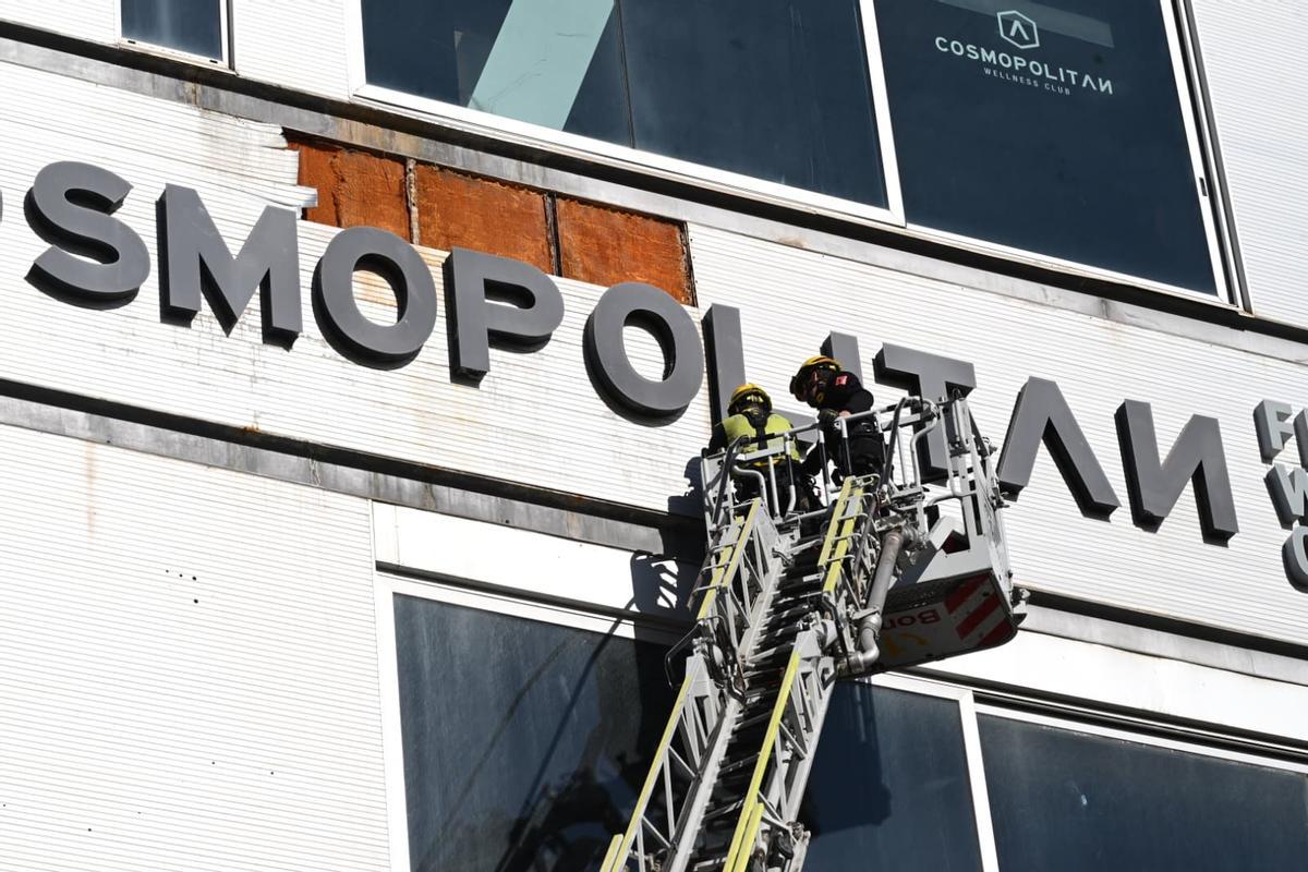 Los bomberos intervienen en Elche ante la caída de placas de una fachada en la avenida de Novelda