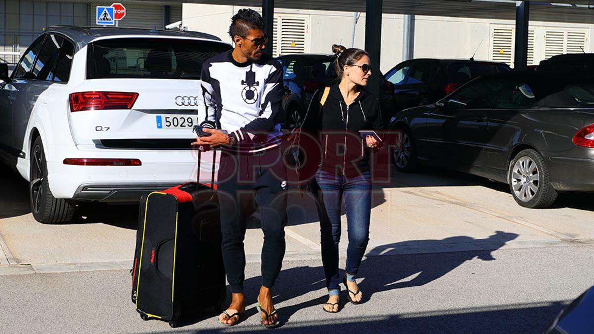 Paulinho y su esposa Bibian en el Aeropuero del El Prat