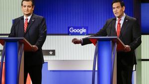 Los senadores Ted Cruz (izquierda) y Marco Rubio, durante el debate de candidatos republicanos, anoche en Des Moines.