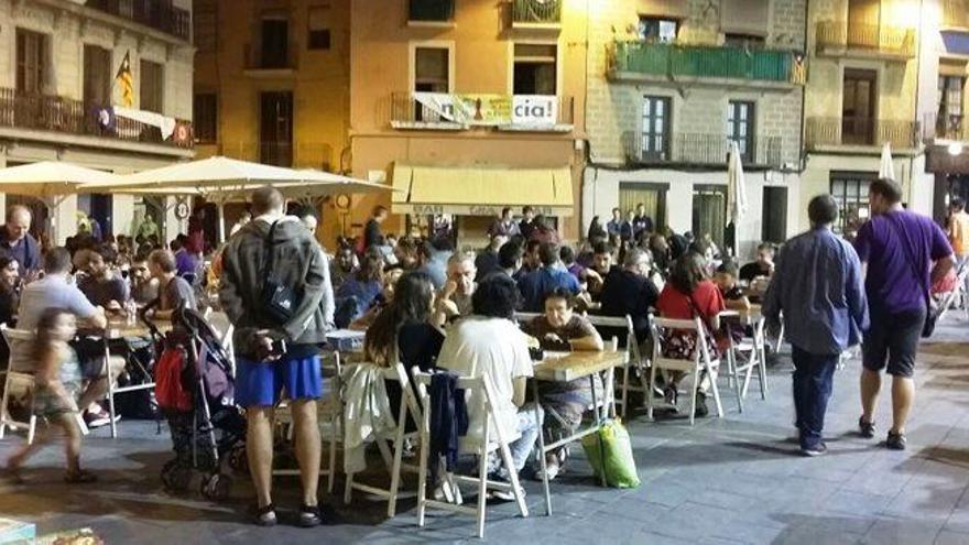 Participants jugant a la plaça Major de Manresa