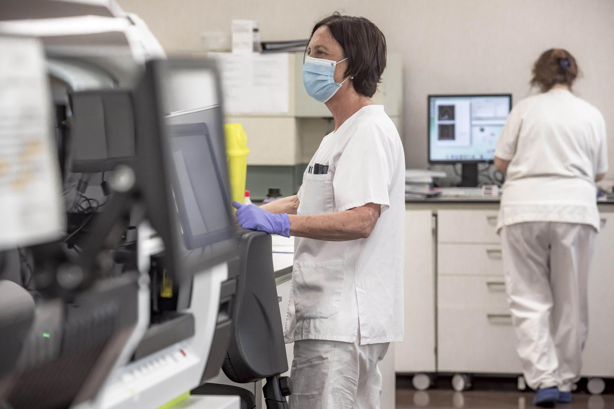 Armengol visita el nuevo laboratorio de microbiología del hospital de Son Llàtzer