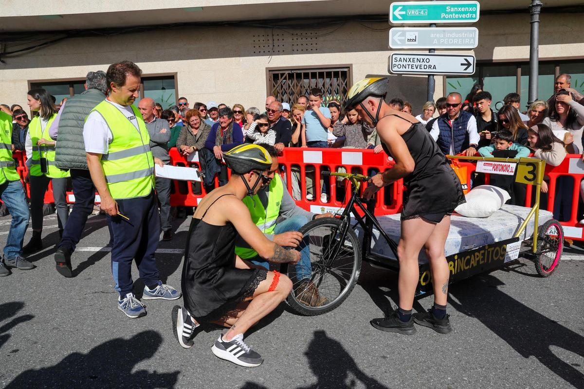 "Os Rompecolchóns 2.0" se impone en una carrera de camas de Meaño que deja espectaculares imágenes