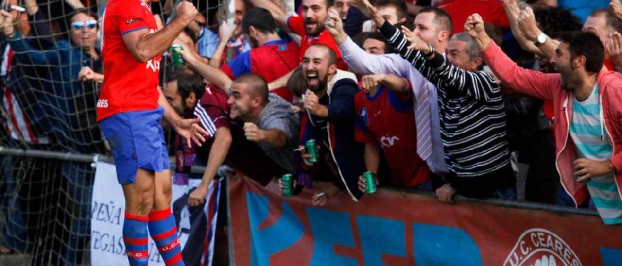 Marcos Iglesias celebra junto a la hinchada su primer gol. juan plaza