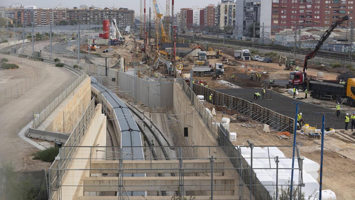 Obras de soterramiento de las vías del tren del Parc Central y futuro bulevar García Lorca
