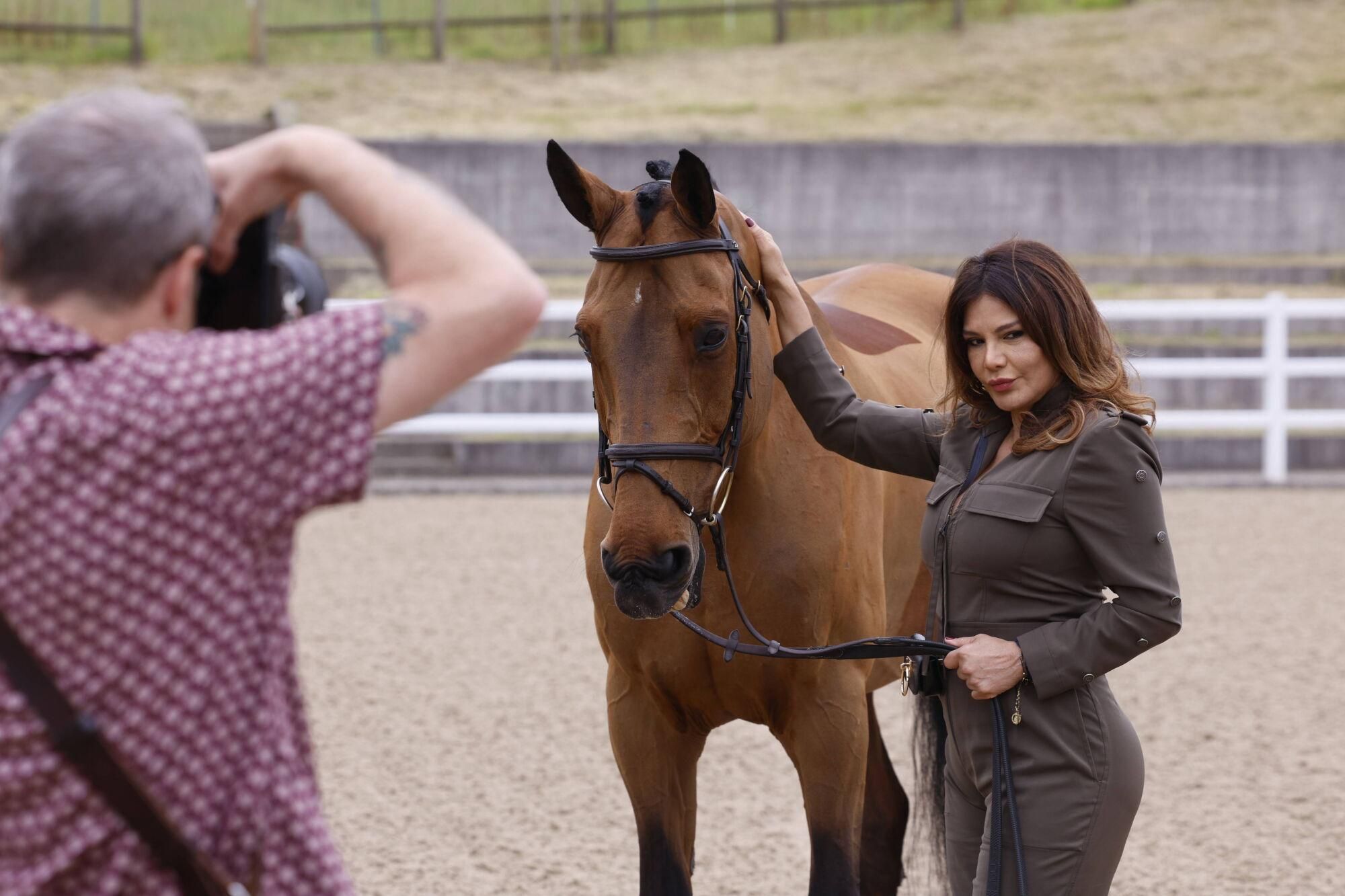 Ivonne Reyes, una amazona de lujo entre caballos en Sariego.