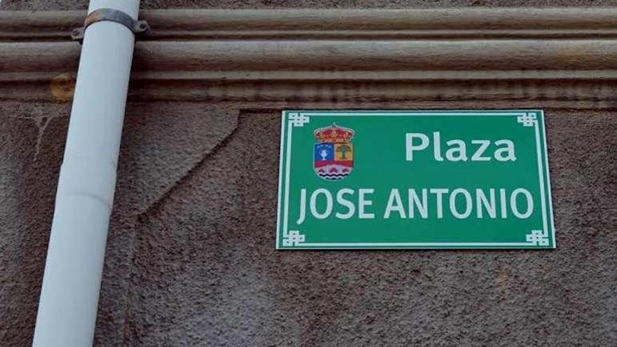 Placa de la plaza José Antonio en Valleluengo.