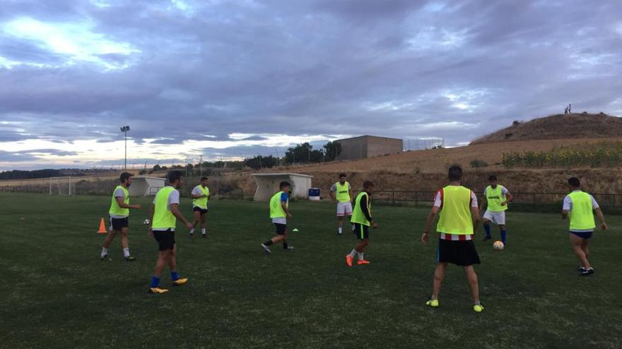 Los jugadores del a UD Bovedana durante un entrenamiento