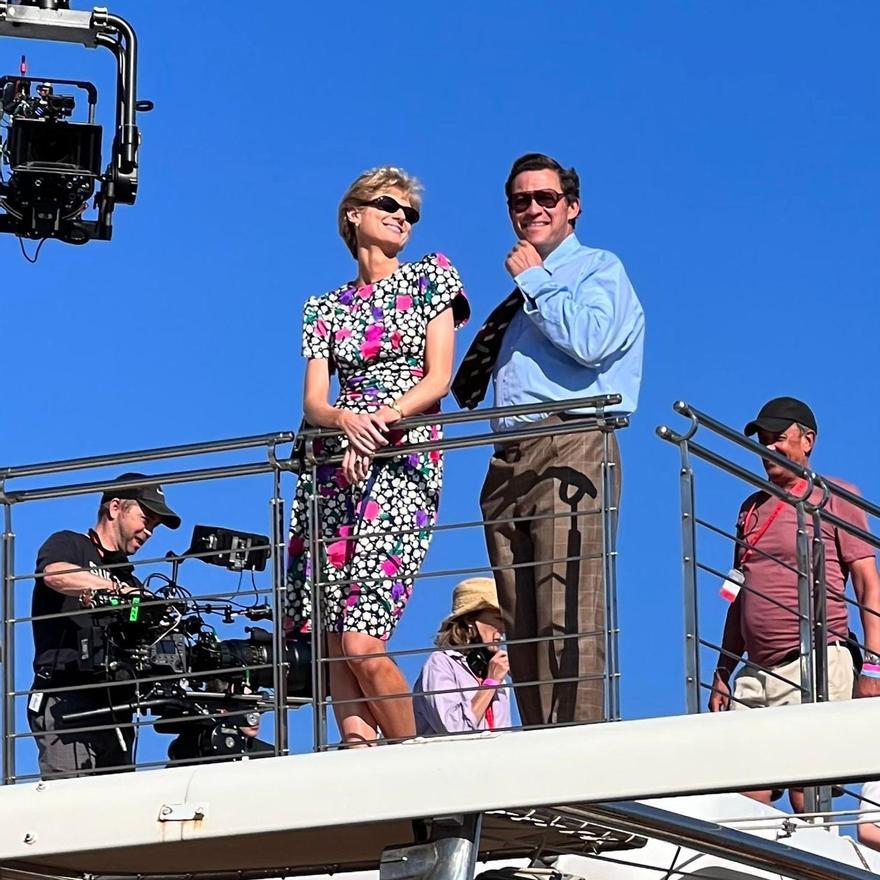 La actriz Elizabeth Debicki, caracterizada como Diana de Gales, y Dominic West, como Carlos de Inglaterra, durante el rodaje de &#039;The Crown&#039; en el Club de Mar de Palma.