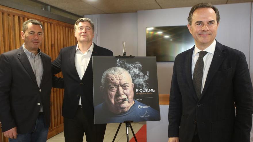 Moncho Riquelme, Martín Sanz y Carlos Castillo, con la portada del libro
