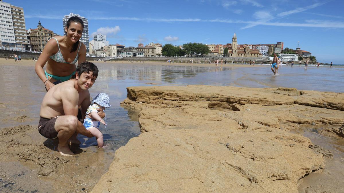 VÍDEO: Una roca de grandes dimensiones sorprende a los bañistas de San Lorenzo: "No la habíamos visto nunca"