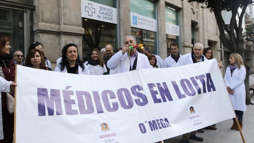 Concentración de médicos en Vigo. // Alba Villar