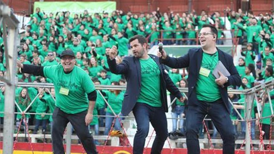 Más de 2.000 niños llenan la plaza de toros con &#039;l&#039;Escola Canta&#039;