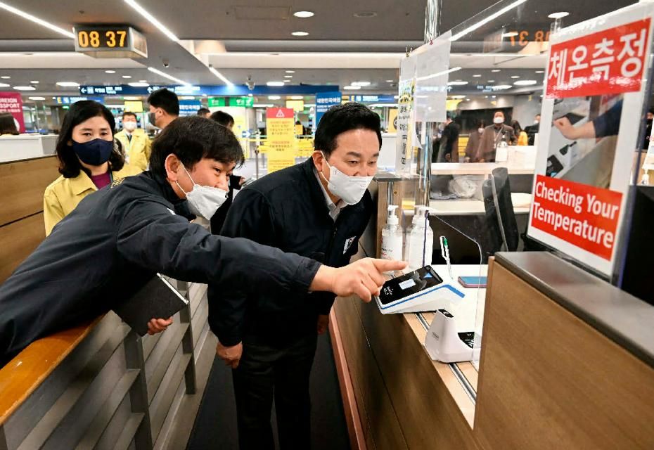 las autoridades chinas mantienen controles, como la vigilancia de la temperatura en aeropuertos