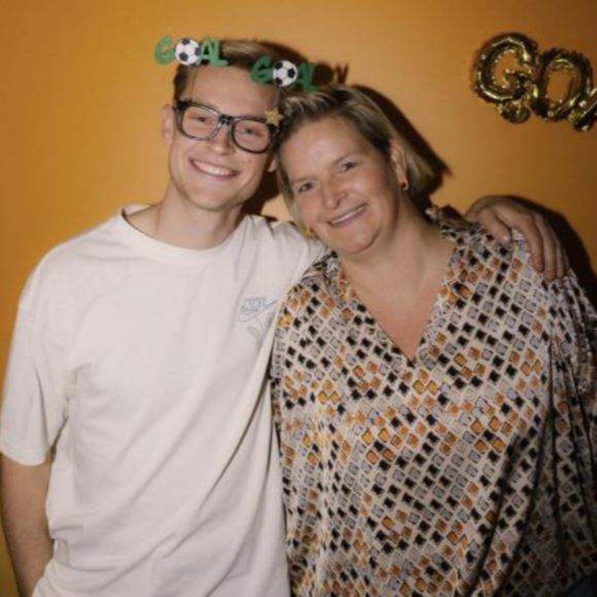 De Jong con su madre.