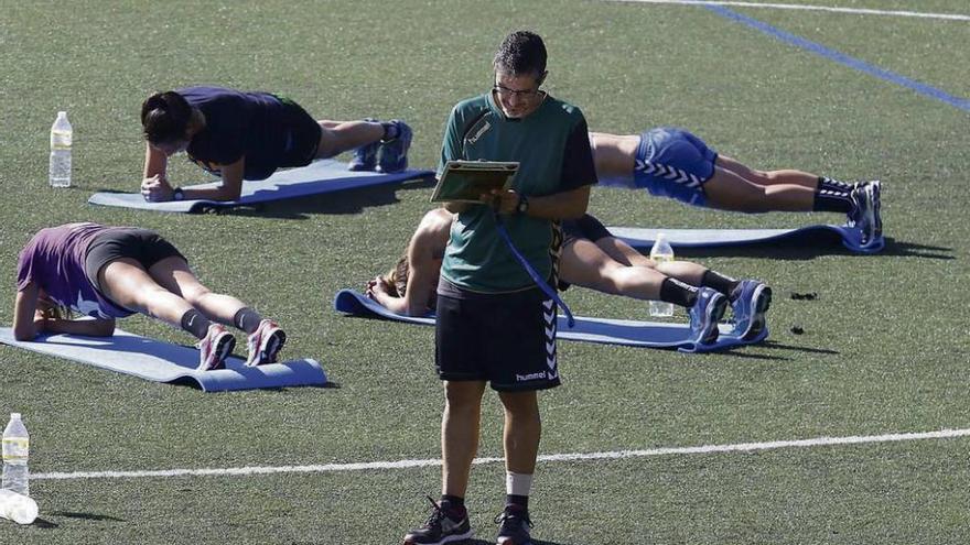 Prades realiza anotaciones durante un entrenamiento de pretemporada del Mecalia Guardés. // Alba Villar