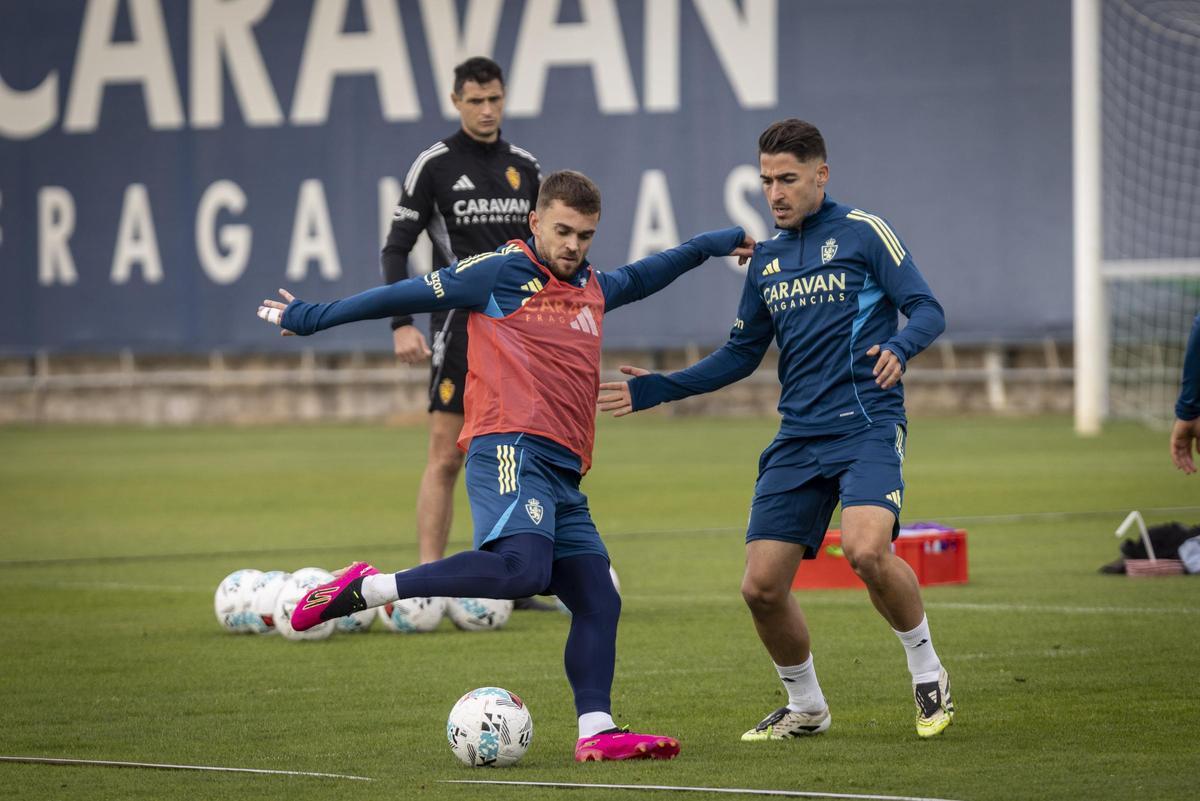 Soberón golpea el balón ante la oposción de Moya durante un entrenamiento.