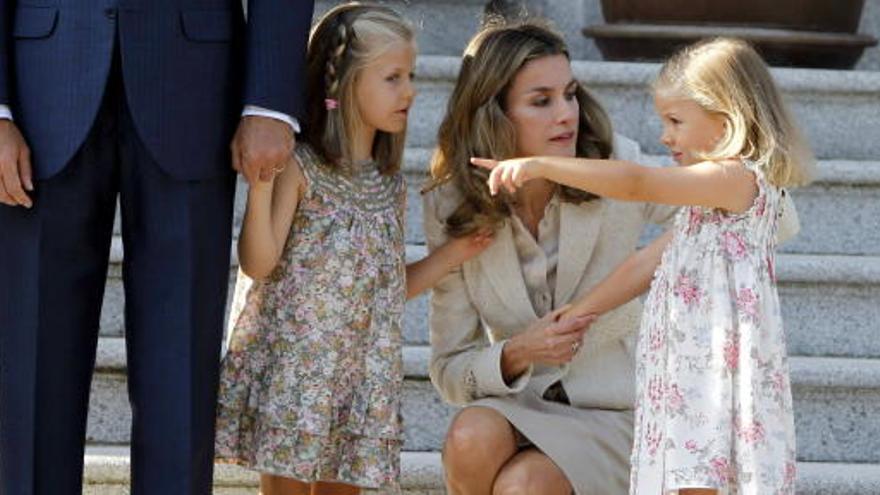 Las infantas Leonor y Sofía, junto a su madre.