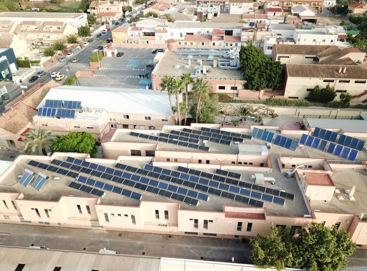 Las placas solares en el tejado de la sede de Jesús Abandonado en Santa Catalina.