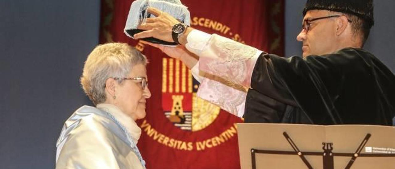 El rector de la Universidad de Alicante, Manuel Palomar, impone el birrete a la nueva doctora Honoris Causa, la catedrática de Historia de la Medicina Teresa Ortiz.